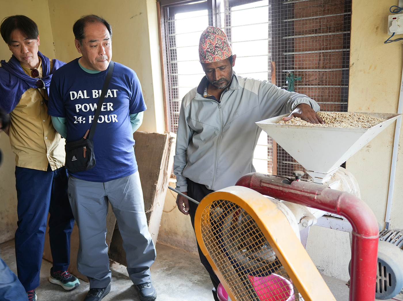 コーヒー豆を脱穀している様子の写真
